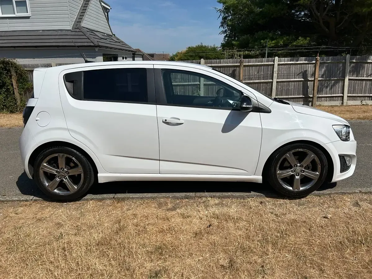 Used Chevrolet Aveo 2014 White Hatchback