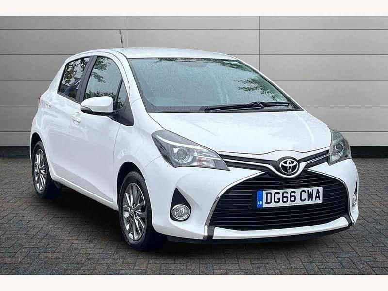 Pure white Used 2016 Toyota Yaris Hatchback | £7,499 (Fair price) - Image 1/4