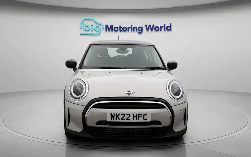 Usado Mini Cooper Classic 136 CV (100 kW) 2022 Plateado Utilitario