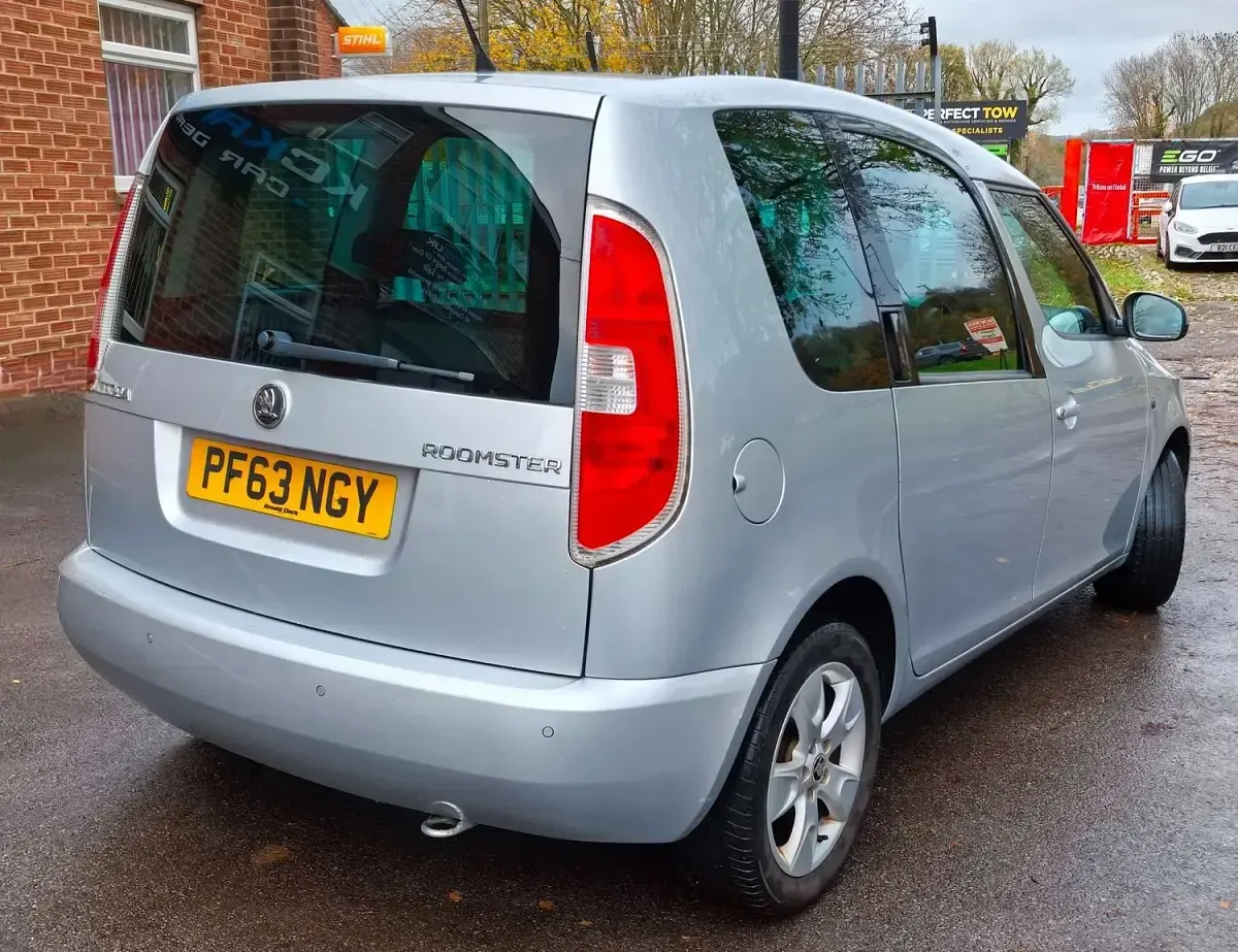 Usado Skoda Roomster SE 105 CV (77 kW) 2013 Plateado Monovolumen
