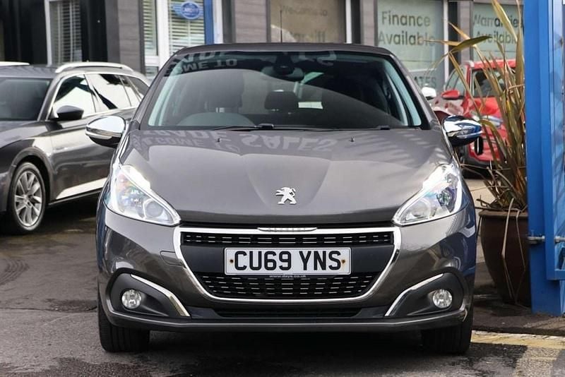 Used Peugeot 208 Signature Sky 82 HP (60 kW) 2019 Grey Hatchback