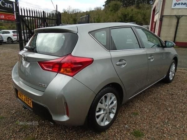 Usado Toyota Auris 132 HP (97 kW) 2014 Cinzento Citadino