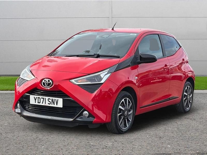 Begagnad Toyota Aygo Trend 70 HK (51 kW) 2021 Röd Halvkombi