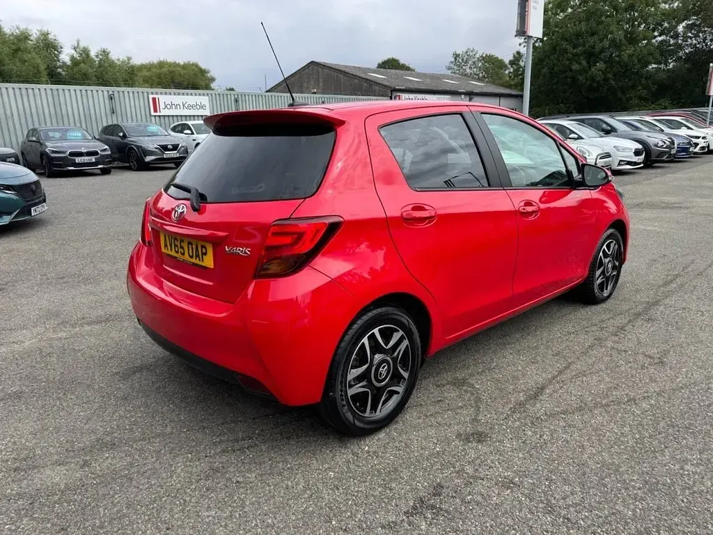 Used Toyota Yaris Sport 99 HP (72 kW) 2015 Red Hatchback