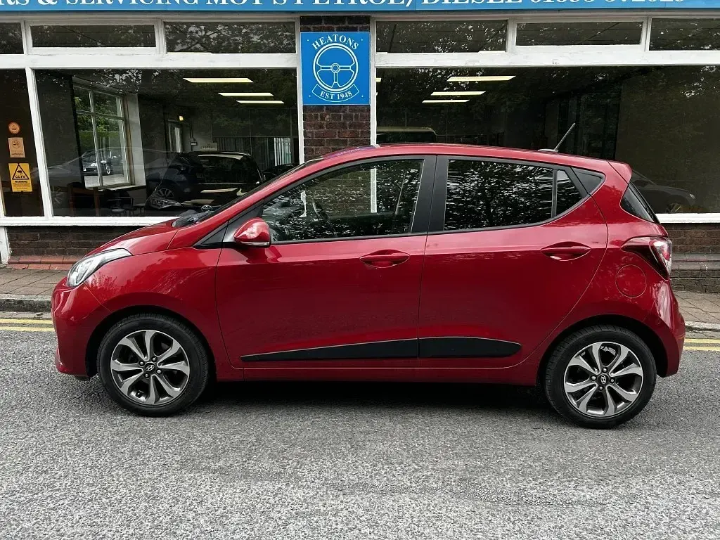 Usado Hyundai i10 Premium SE 87 CV (63 kW) 2017 Rojo Utilitario