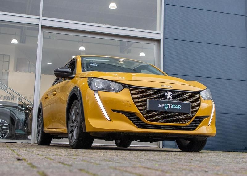 Used Peugeot e-208 Allure Premium 98 kW (134 HP) 2022 Yellow Hatchback