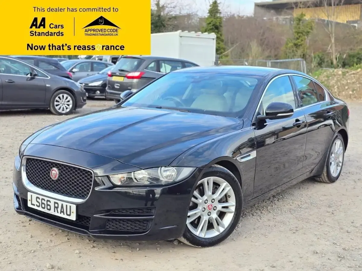 Usado Jaguar XE Prestige 180 HP (132 kW) 2016 Preto Sedan