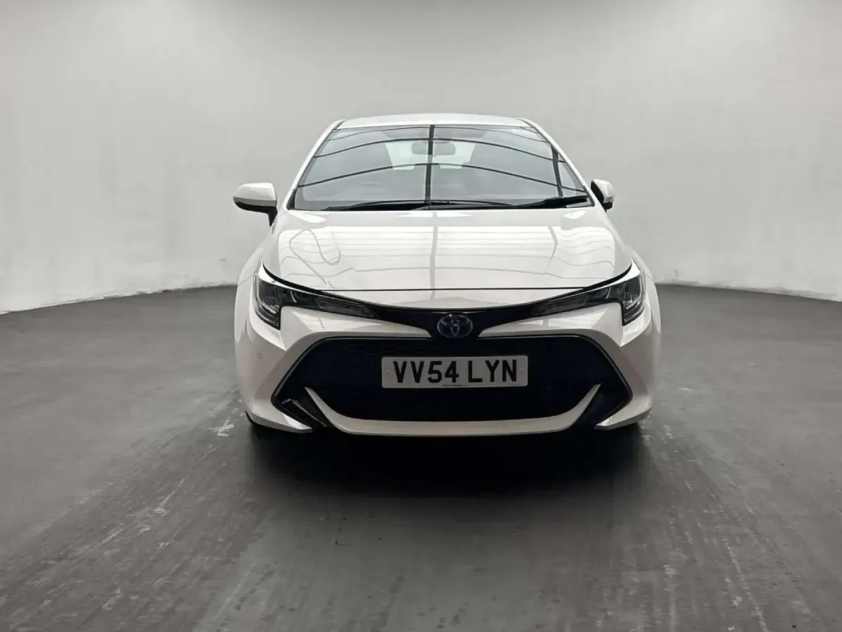 Used Toyota Corolla 122 HP (89 kW) 2020 White Hatchback