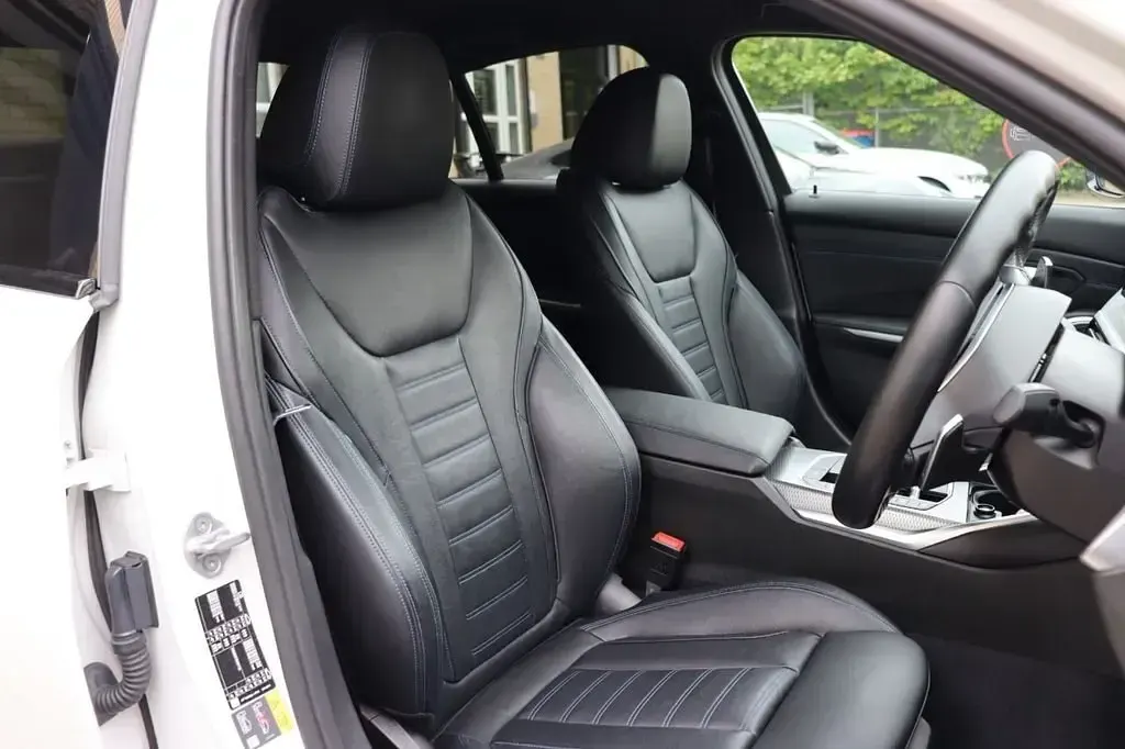 Begagnad BMW 330e M Sport 2023 Vit Sedan