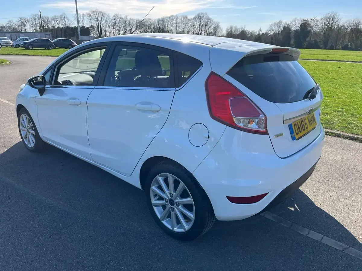 Used Ford Fiesta Titanium 125 HP (91 kW) 2015 White Hatchback
