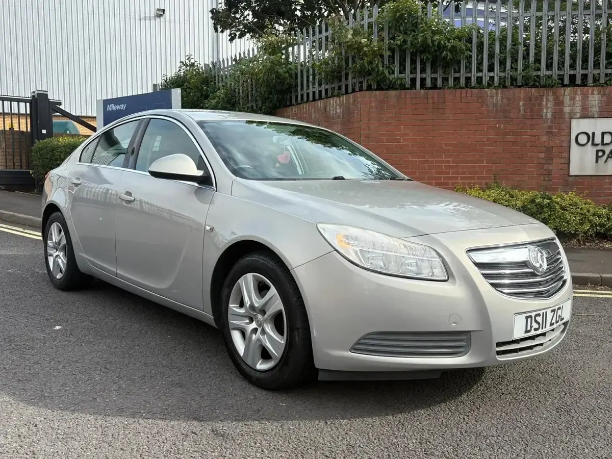 Used Vauxhall Insignia 140 HP (102 kW) 2011 Silver Hatchback