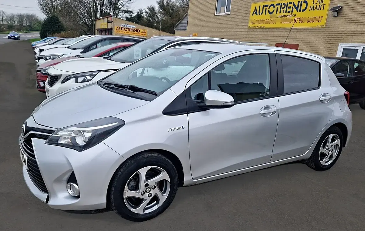 Używany Toyota Yaris Hybrid 2017 Srebrny Hatchback