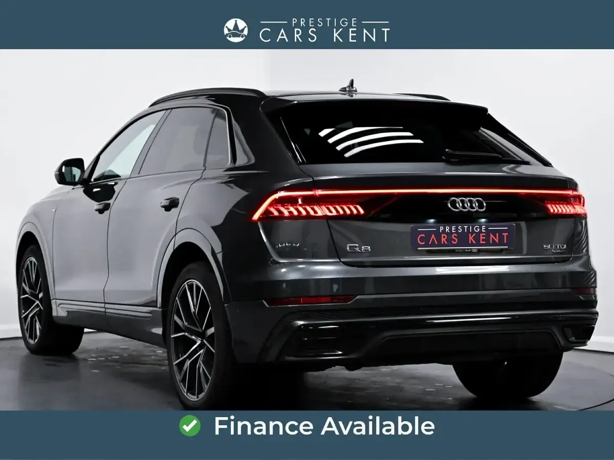 Używany Audi Q8 Black Edition 286 KM (210 kW) 2023 Szary SUV