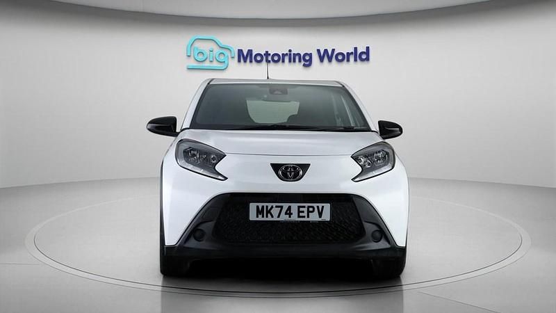 Used Toyota Aygo X PURE 72 HP (52 kW) 2024 White SUV