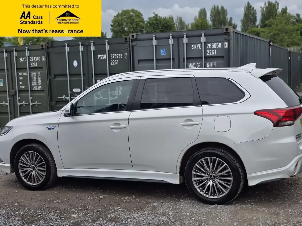 Used Mitsubishi Outlander P-HEV 220 HP (161 kW) 2020 White SUV