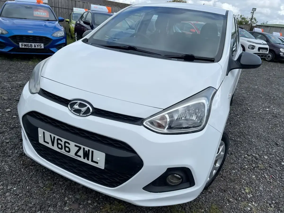 Usado Hyundai i10 66 CV (48 kW) 2016 Blanco Utilitario