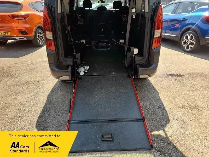 Used Peugeot Rifter Allure 131 HP (96 kW) 2023 Blue MPV
