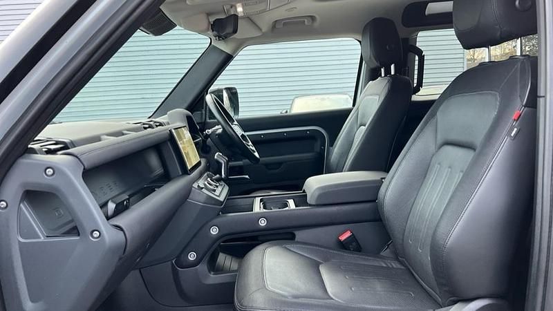 Used Land Rover Defender SE Dynamic 249 HP (183 kW) 2022 Metallic  hakuba silver SUV