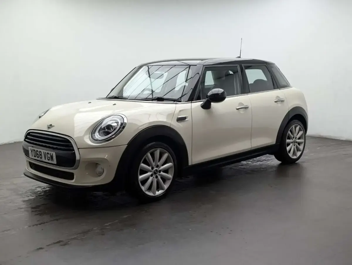 Usado Mini Cooper Classic 136 HP (100 kW) 2019 Branco Citadino