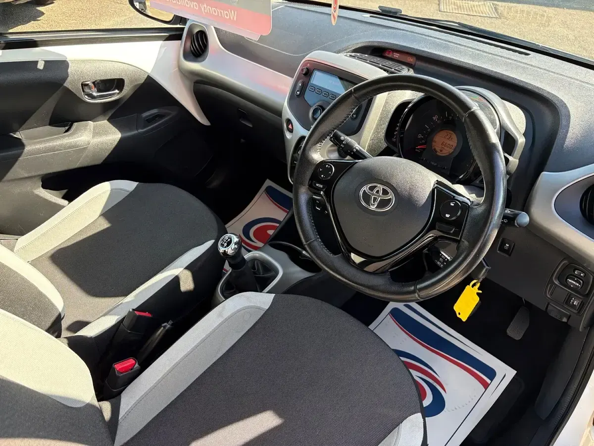 Used Toyota Aygo X-play 69 HP (50 kW) 2016 White Hatchback