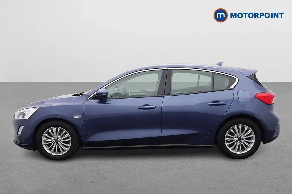 Begagnad Ford Focus Titanium 2018 Blå Halvkombi