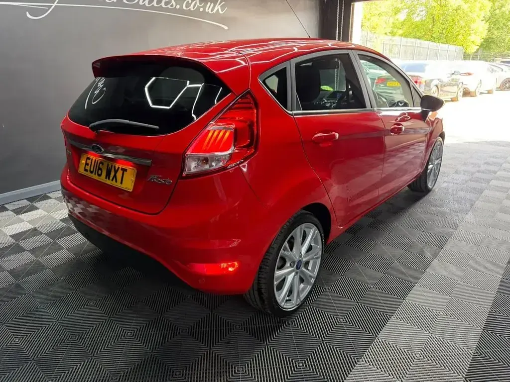Used Ford Fiesta Titanium 125 HP (91 kW) 2016 Red Hatchback