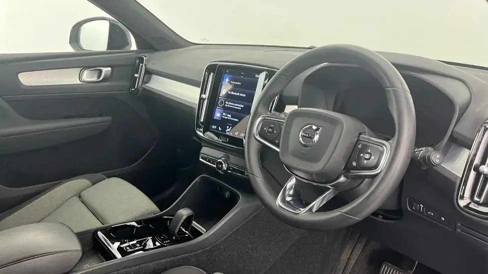 Used Volvo XC40 Plus 208 HP (152 kW) 2023 White SUV