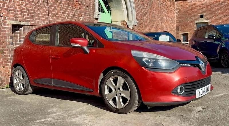 Used Renault Clio IV Expression+ 90 HP (66 kW) 2014 Red Hatchback