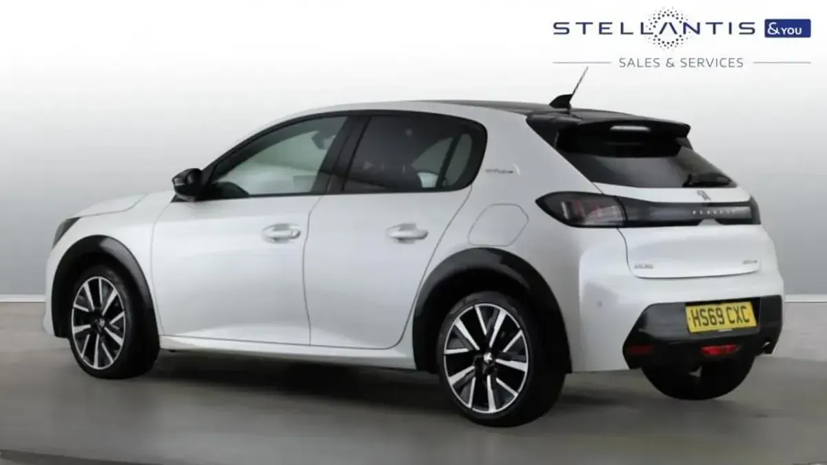 Used Peugeot 208 GT-line 99 HP (72 kW) 2020 White Hatchback