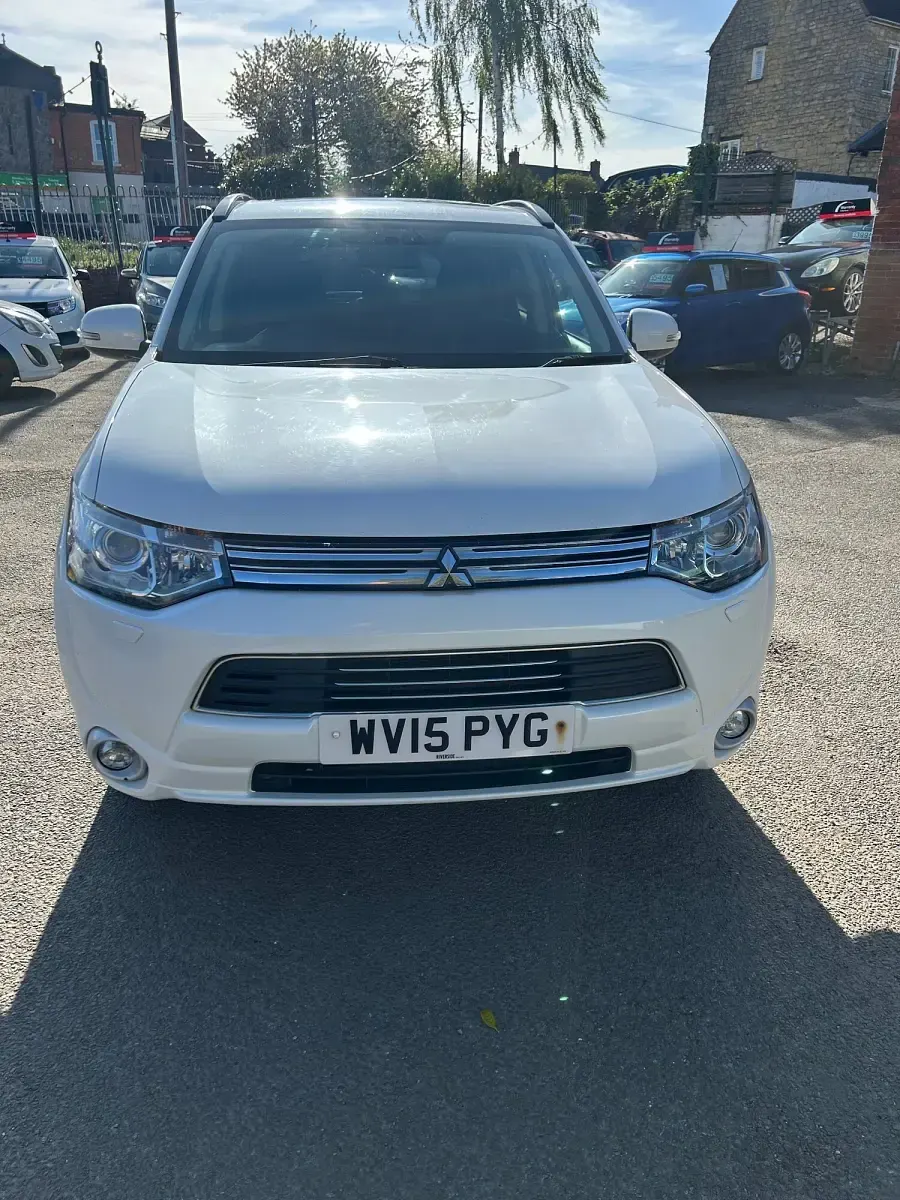 Used Mitsubishi Outlander P-HEV 2015 White Estate