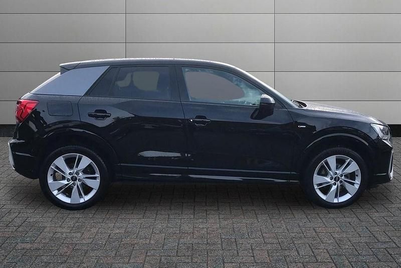 Begagnad Audi Q2 S-Line 2024 Svart SUV