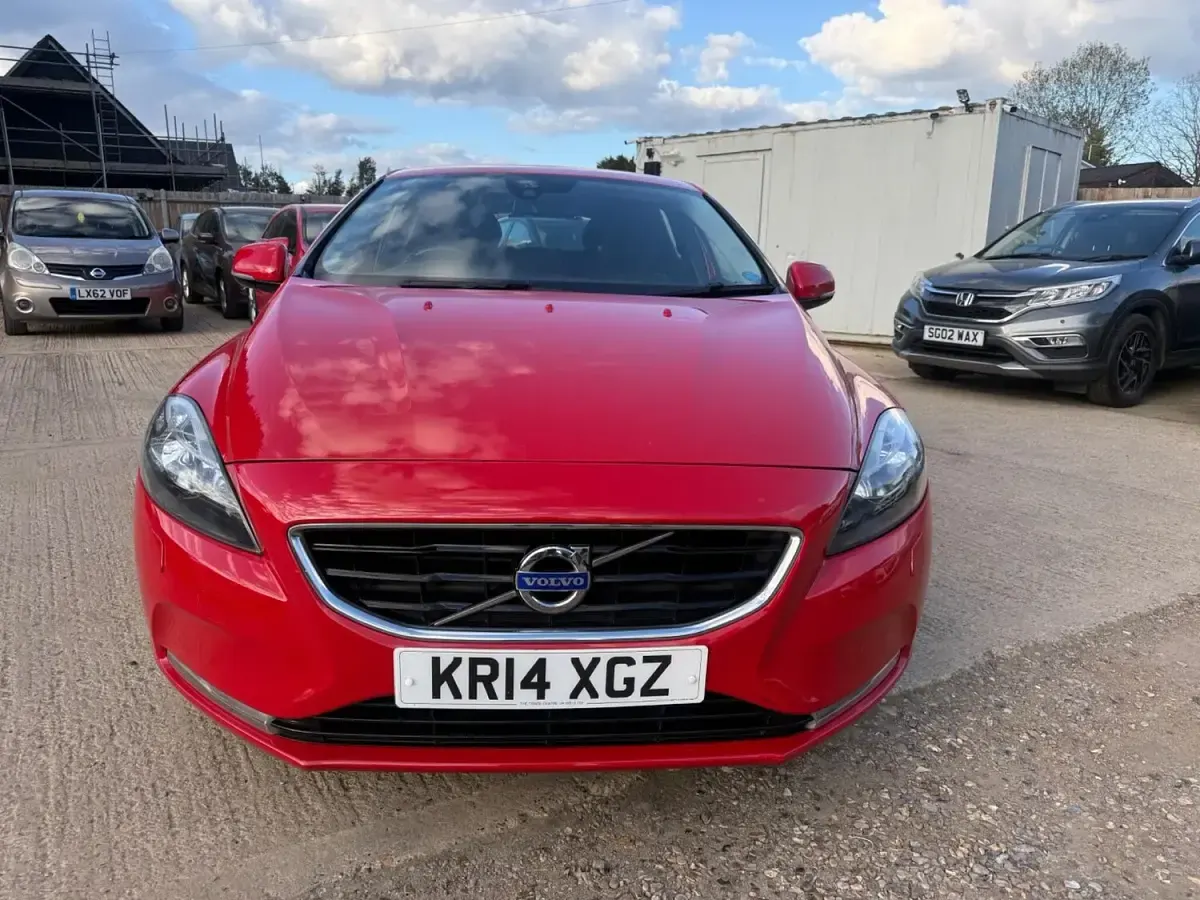 Used Volvo V40 SE 115 HP (84 kW) 2014 Red Hatchback