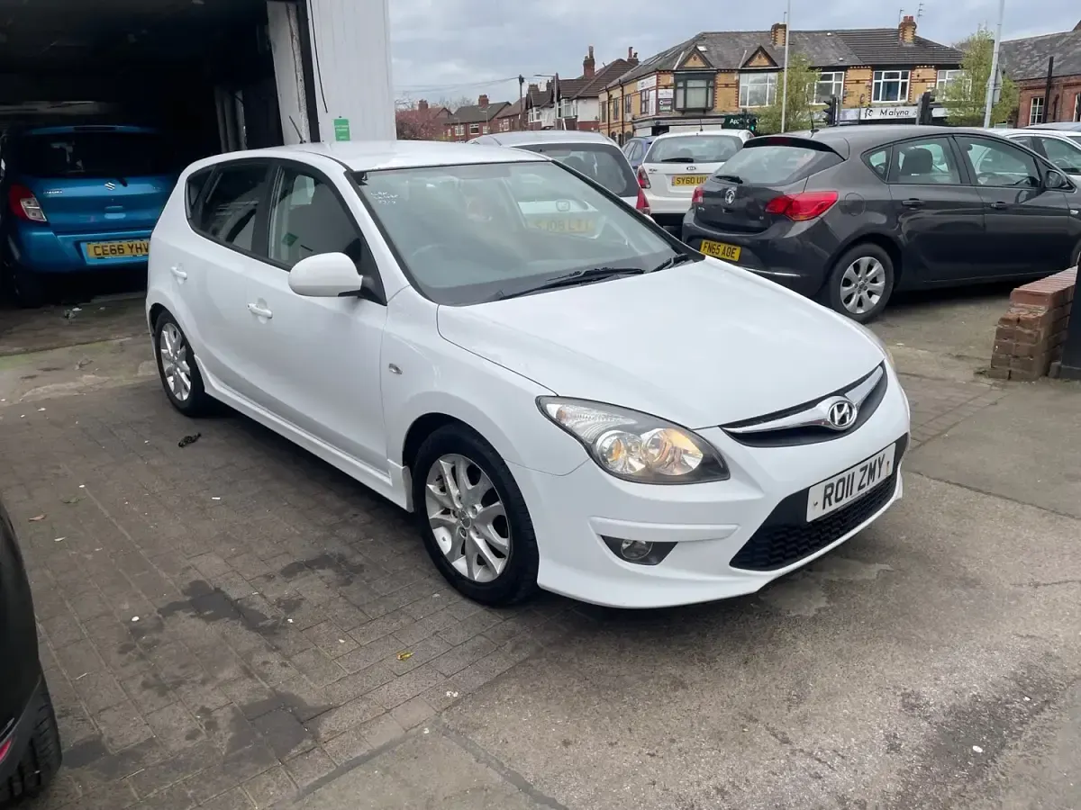 Used Hyundai i30 Comfort 108 HP (79 kW) 2011 White Hatchback