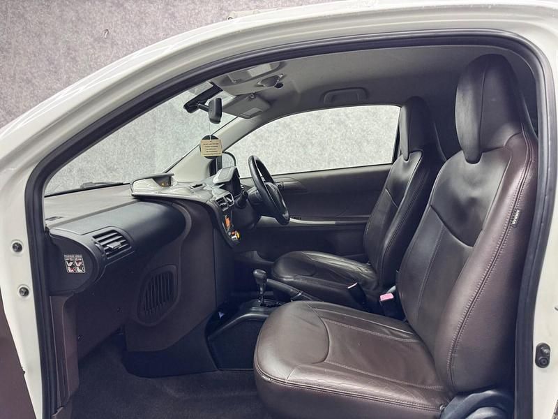 Used Toyota iQ 2010 White Hatchback
