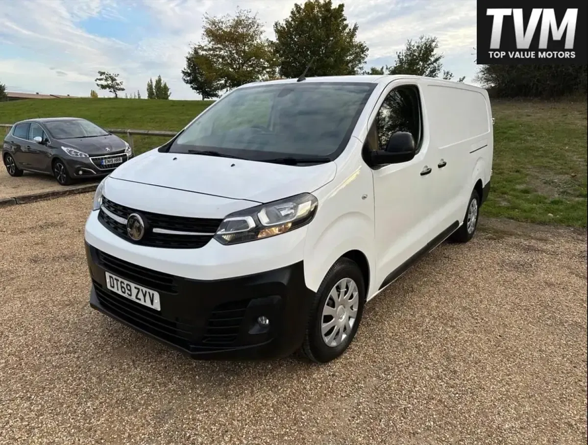 Second-hand Vauxhall Vivaro 120 CP (88 kW) 2020 Alb Monovolum