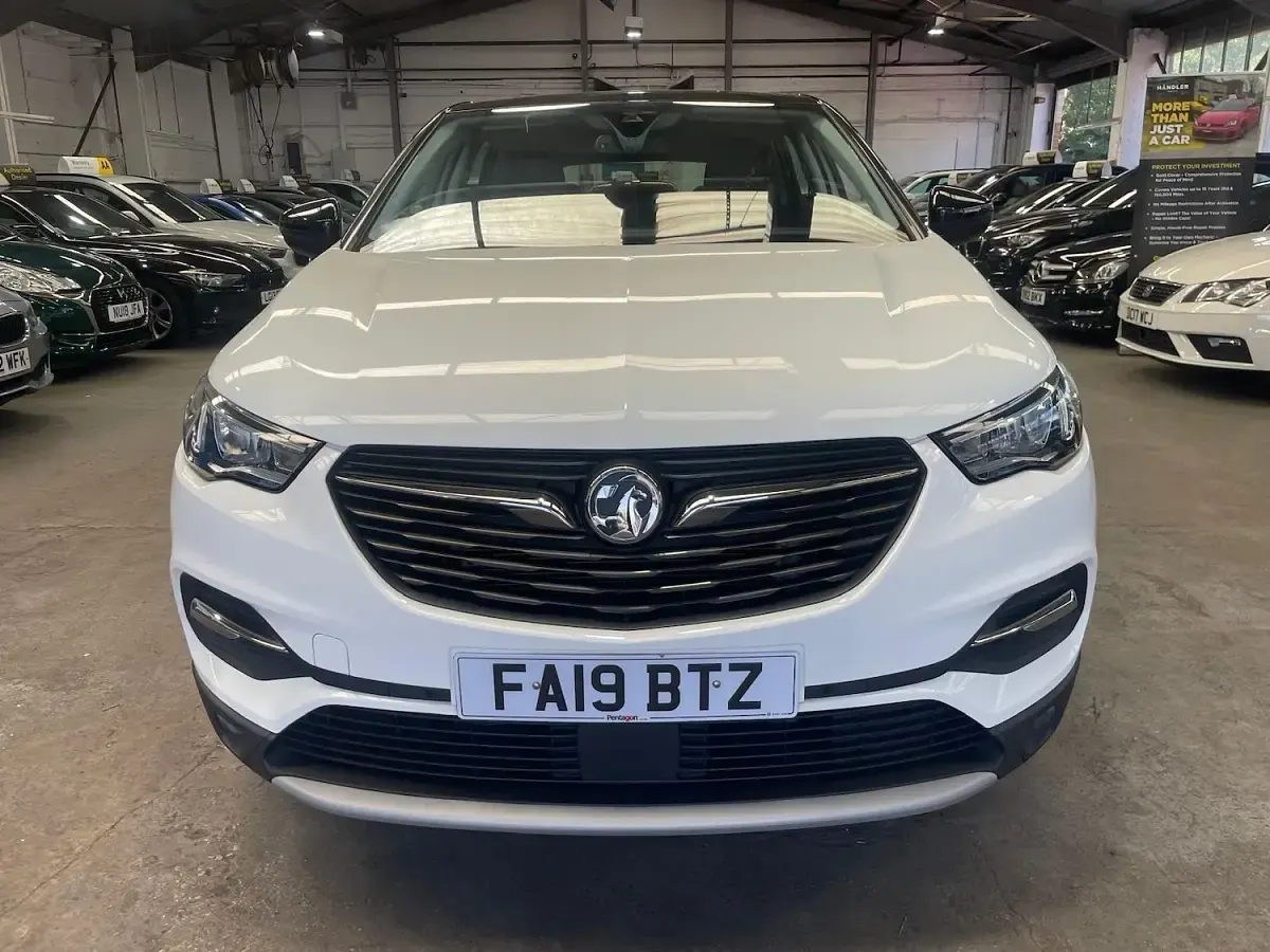 Used Vauxhall Grandland X Sport 130 HP (95 kW) 2019 White SUV