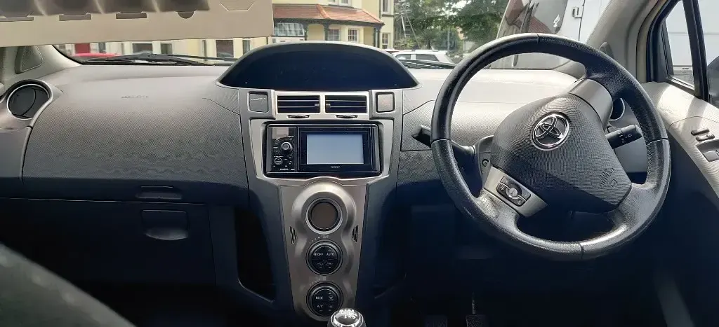 Used Toyota Yaris 90 HP (66 kW) 2011 Silver Hatchback
