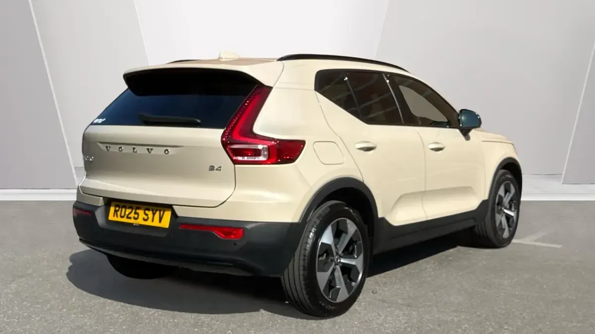 Used Volvo XC40 Plus 197 HP (144 kW) 2025 Gold SUV