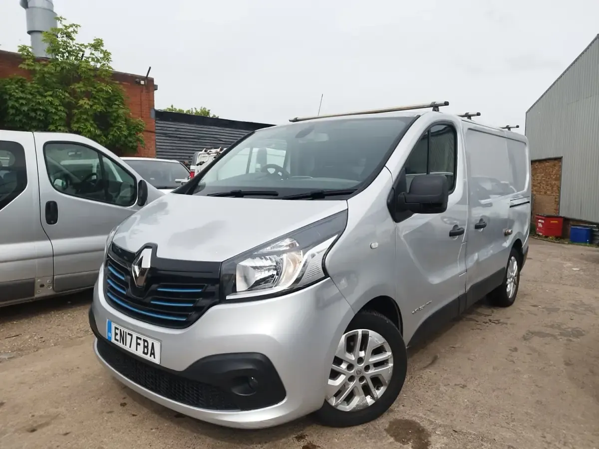 Begagnad Renault Trafic 2017 Silver Minibuss