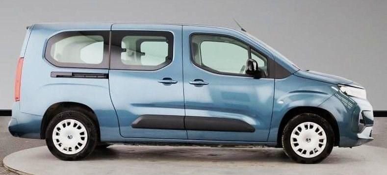 Second-hand Vauxhall Combo Design Edition 100 kW (136 CP) 2024 Albastru Monovolum
