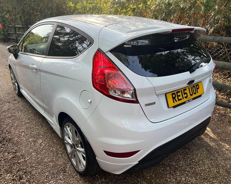 Used Ford Fiesta Zetec 125 HP (91 kW) 2015 White Hatchback