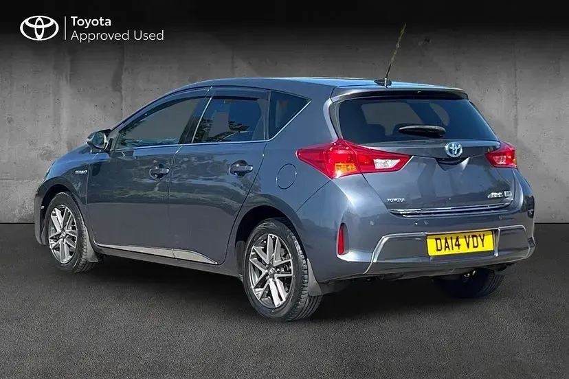 Used Toyota Auris Hybrid Plus 134 HP (98 kW) 2014 Blue Hatchback