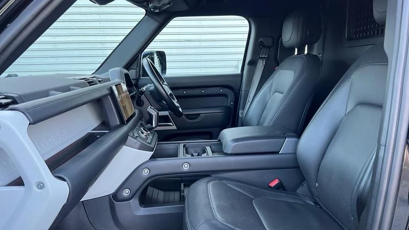 Used Land Rover Defender HSE Dynamic 300 HP (220 kW) 2024 Metallic  santorini black  SUV