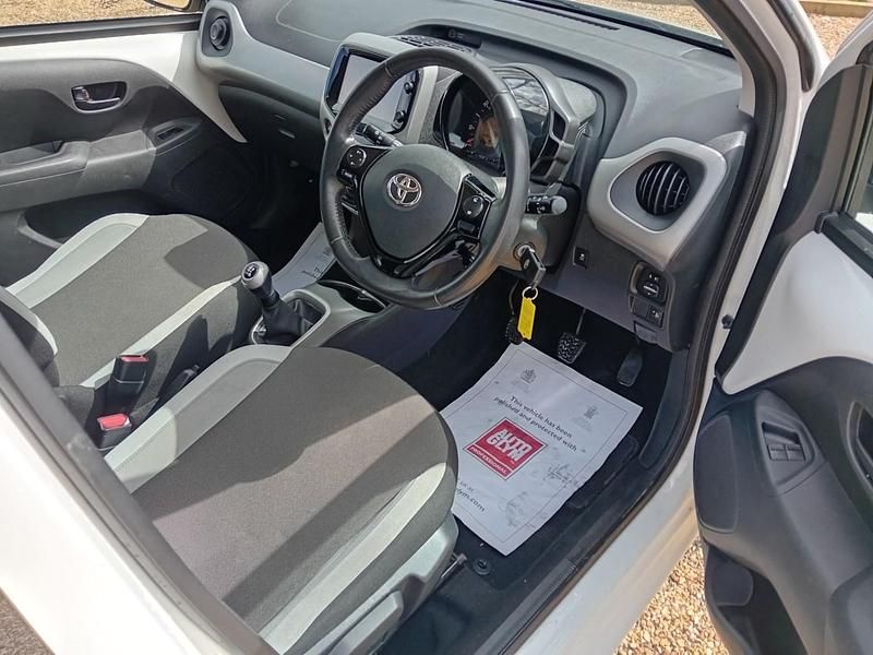 Used Toyota Aygo X-play 69 HP (50 kW) 2015 White Hatchback