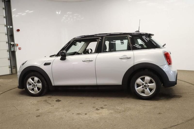 Begagnad Mini Cooper Classic 134 HK (98 kW) 2022 Silver Halvkombi