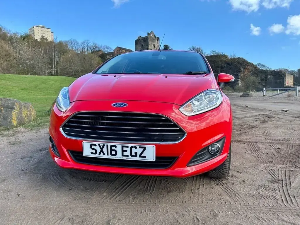 Usado Ford Fiesta Titanium 125 CV (91 kW) 2016 Rojo Utilitario