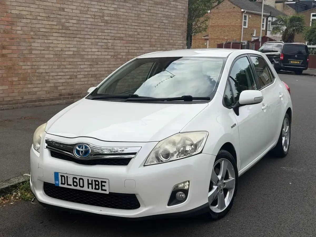 Used Toyota Auris Hybrid 2011 White Hatchback