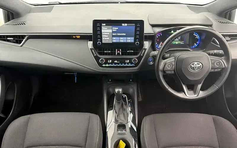 Used Toyota Corolla 122 HP (89 kW) 2022 White Hatchback