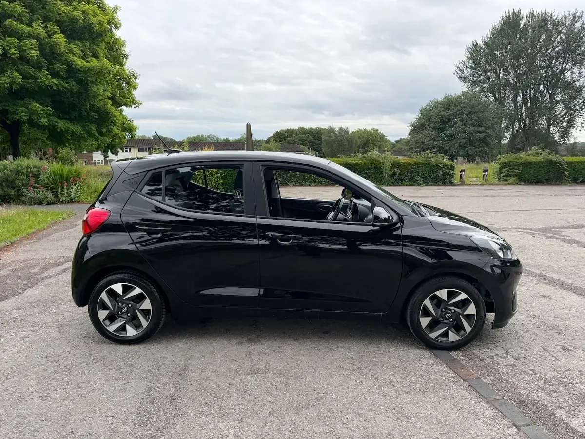 Used Hyundai i10 Advanced 67 HP (49 kW) 2023 Black Hatchback