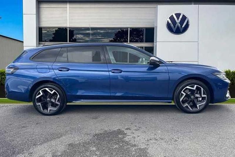 Begagnad VW Passat R-line 204 HK (150 kW) 2024 Blå Kombi